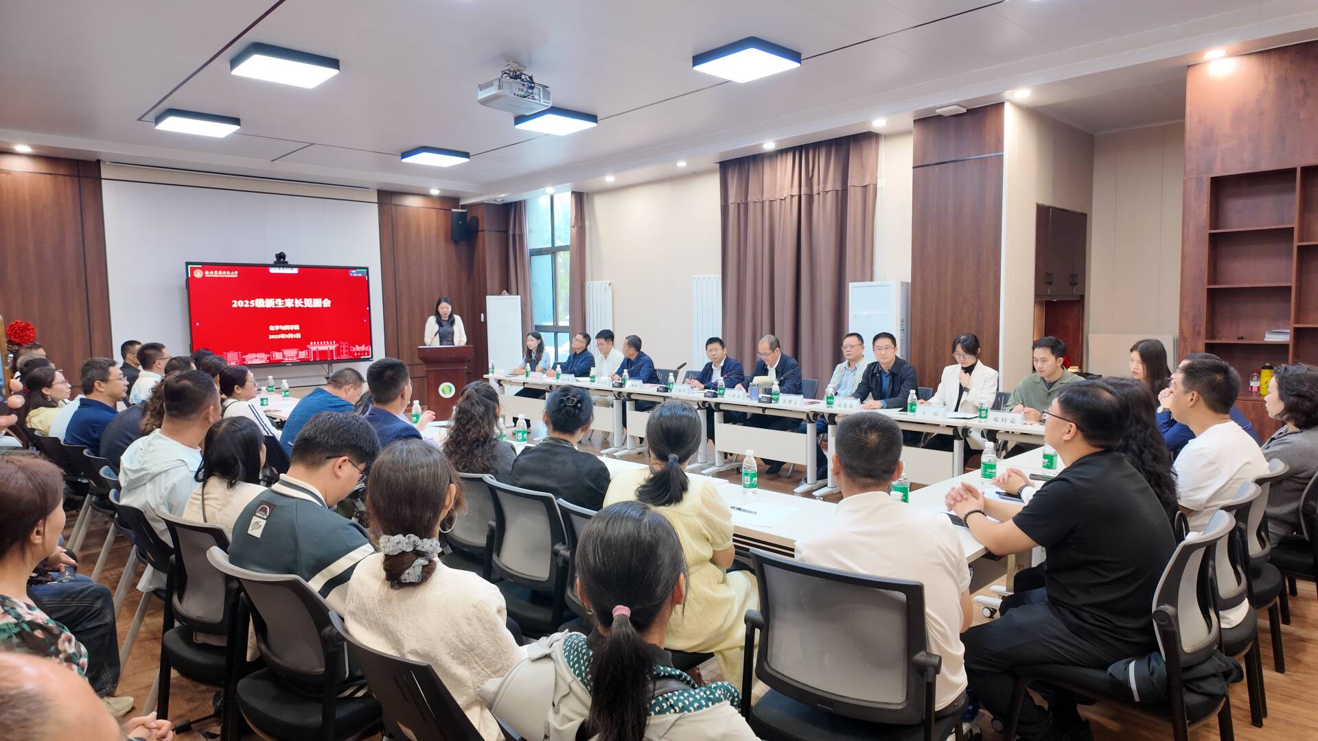 age动漫
举办2025级本科新生家长见面会